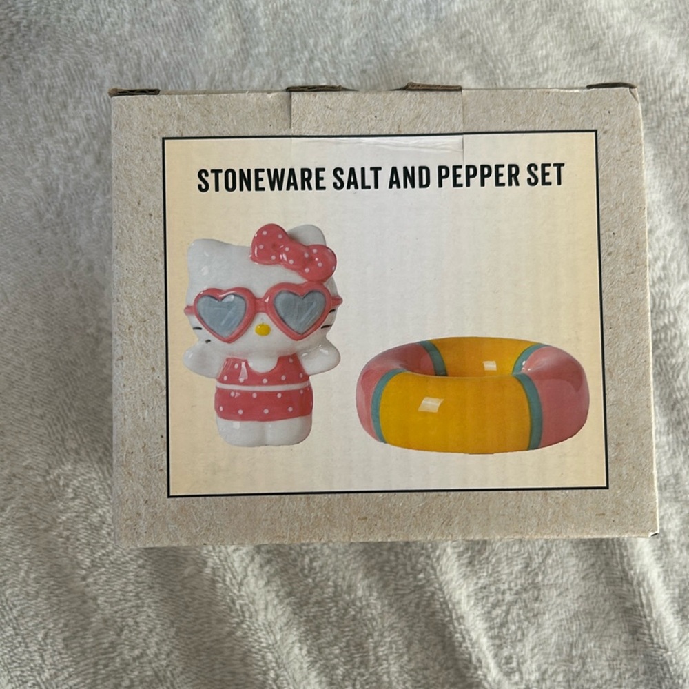 Stoneware HELLO KITTY swimsuit and float salt and pepper set